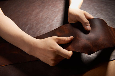 当皮革变湿时该怎么办：3个关键步骤